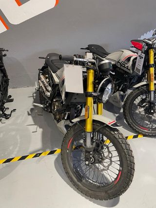 Moto FB Mondial HPS 125 ABS en beige y negro.