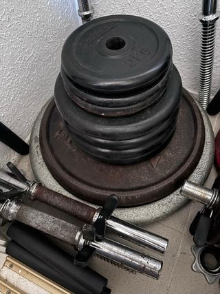 Discos de musculación mancuernas y barras.