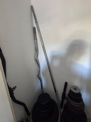 Discos de musculación mancuernas y barras.