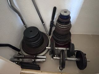 Discos de musculación mancuernas y barras.