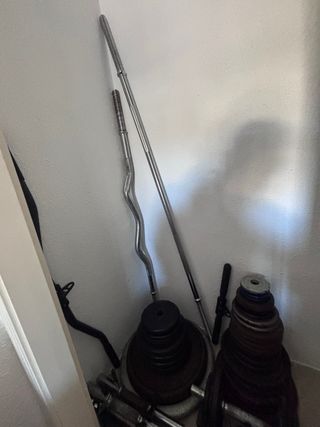 Discos de musculación mancuernas y barras.