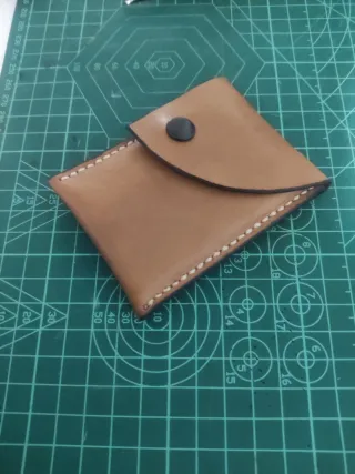 Cartera minimalista de cuero hecha a mano