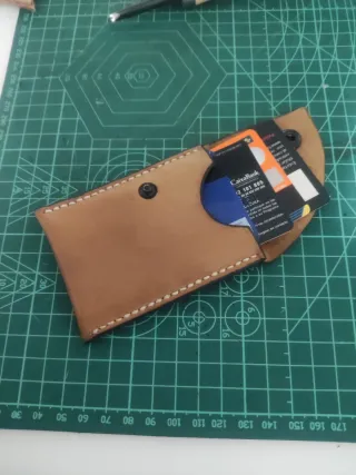 Cartera minimalista de cuero hecha a mano