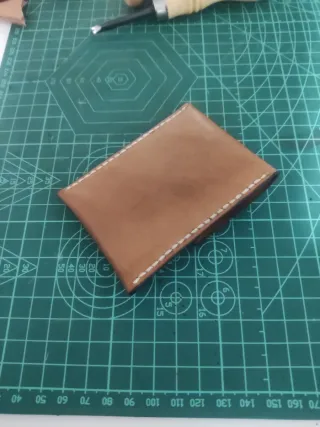 Cartera minimalista de cuero hecha a mano