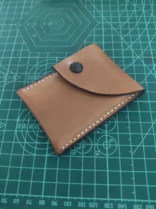 Cartera minimalista de cuero hecha a mano