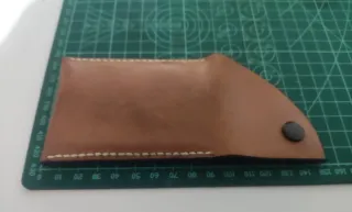 Cartera minimalista de cuero hecha a mano