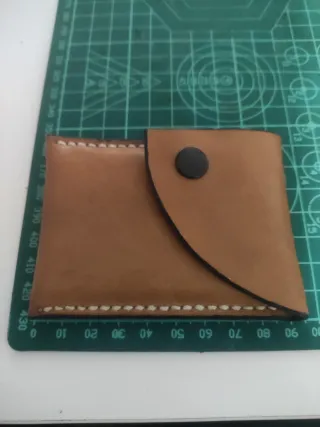 Cartera minimalista de cuero hecha a mano