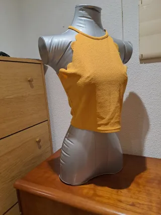 Top sin mangas mostaza