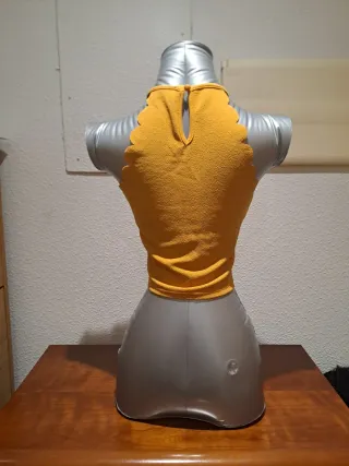 Top sin mangas mostaza