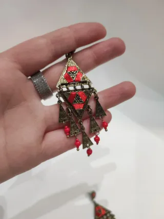 Pendientes largos dorados y rojos artesanales
