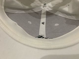 Gorra Adidas Blanca con Rayas Negras