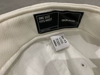 Gorra Adidas Blanca con Rayas Negras