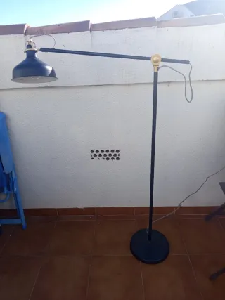 Lámpara de pie Ikea negra