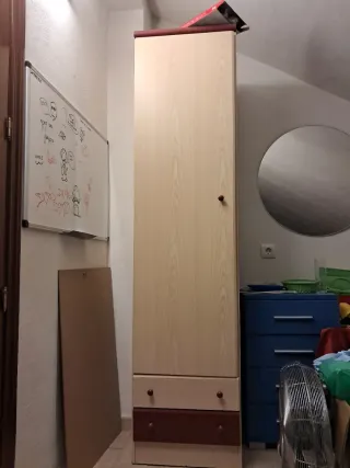 Armario de madera una puerta