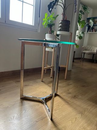 Mesita auxiliar cristal y metal.