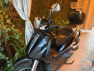 Beverly Maxi Scooter Negra en perfecto estado 500c