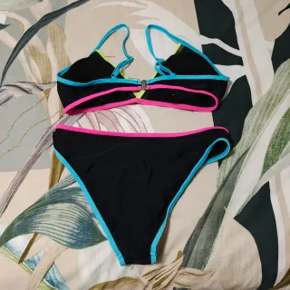 Bikini Temu Negro con Detalles Multicolor