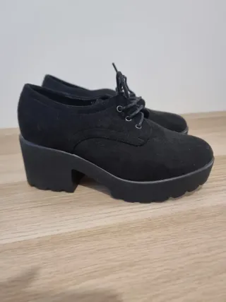Zapatos de plataforma negros con cordones