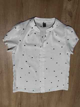 Camisa SHEIN blanca con corazones negros Talla XS