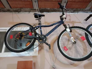 Bicicleta de montaña azul