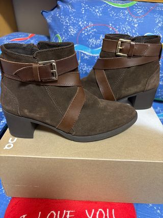 Botines marrones con hebillas de ante y piel