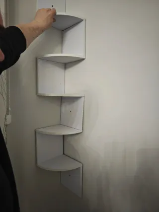 Estantería de esquina blanca