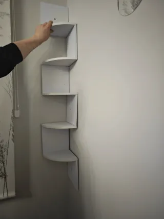 Estantería de esquina blanca