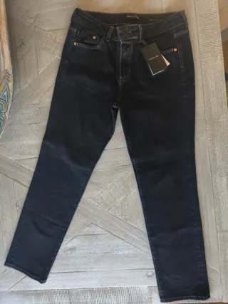 Pantalón vaquero con etiqueta de Massimo Dutti