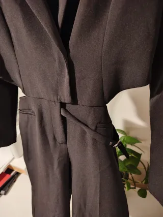 Mono tipo smoking asimétrico Zara