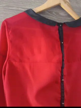 Blusa Bershka roja cuello bebé negro Talla L