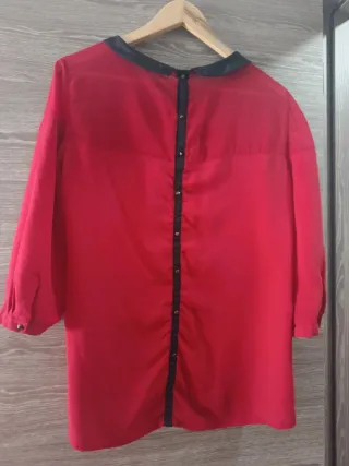 Blusa Bershka roja cuello bebé negro Talla L