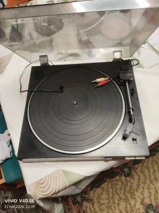 Giradischi in vinile nero e argento