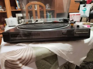 Giradischi in vinile nero e argento