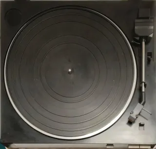 Giradischi in vinile nero e argento