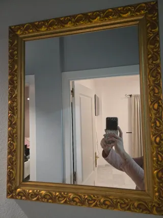 Espejo Dorado con Marco Tallado