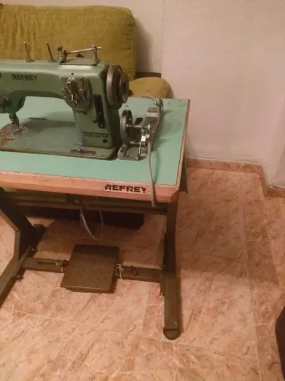 Máquina de coser Refrey industrial con mesa