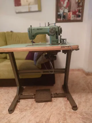 Máquina de coser Refrey industrial con mesa
