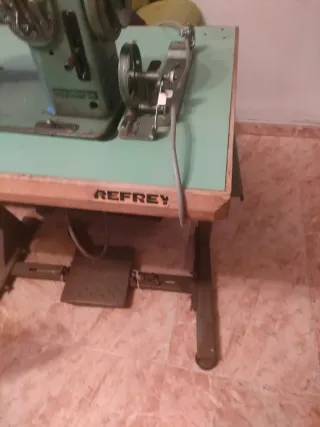 Máquina de coser Refrey industrial con mesa
