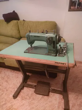 Máquina de coser Refrey industrial con mesa