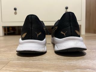 Zapatillas Puma Negras y Doradas