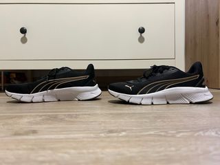 Zapatillas Puma Negras y Doradas