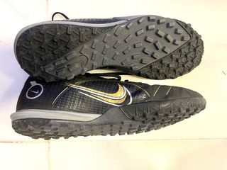 Zapatos de fútbol Nike negros y dorados