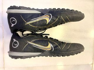 Zapatos de fútbol Nike negros y dorados