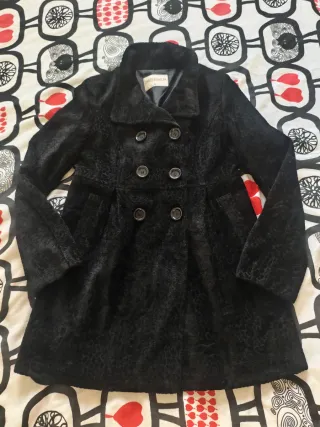 Abrigo negro estampado