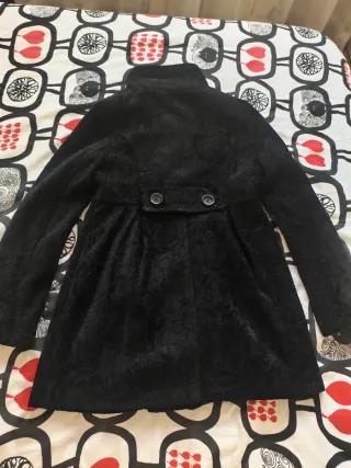 Abrigo negro estampado