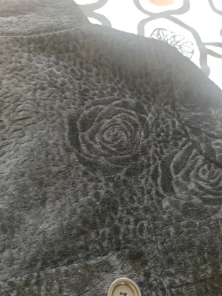 Abrigo negro estampado