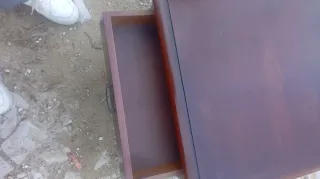 Mesa de centro em madeira com gaveta