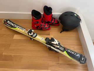 Esquís, botas y casco de esquí