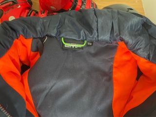 Esquís, botas y casco de esquí