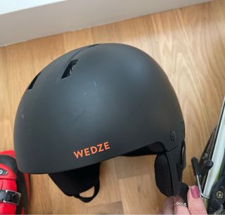 Esquís, botas y casco de esquí